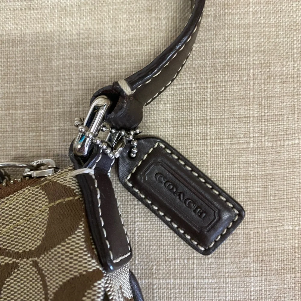 Not real coach - Picture 2 of 3